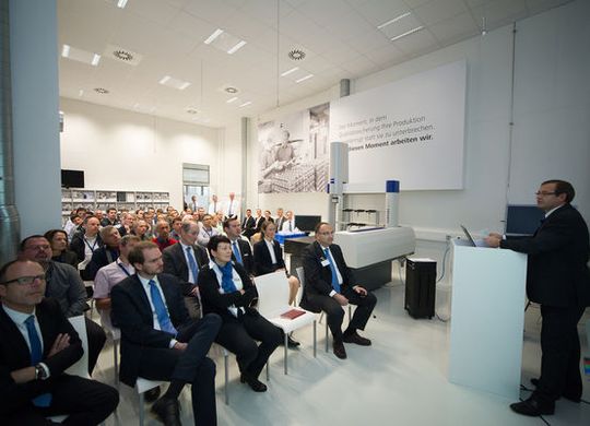 Zur Eröffnung des Prüflabors für industrielle Messtechnik in Garching kamen etwa 50 geladene Gäste und Kunden.