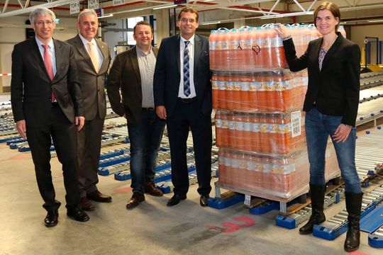Gruppenfoto: Nach der offiziellen Eröffnung des neuen HRL von Refresco in Grünsfeld rollt die erste Palette mit frisch abgefülltem Fruchtsaft zur Auslieferung. Gruppenfoto: Nach der offiziellen Eröffnung des neuen HRL von Refresco in Grünsfeld rollt die erste Palette mit frisch abgefülltem Fruchtsaft zur Auslieferung.