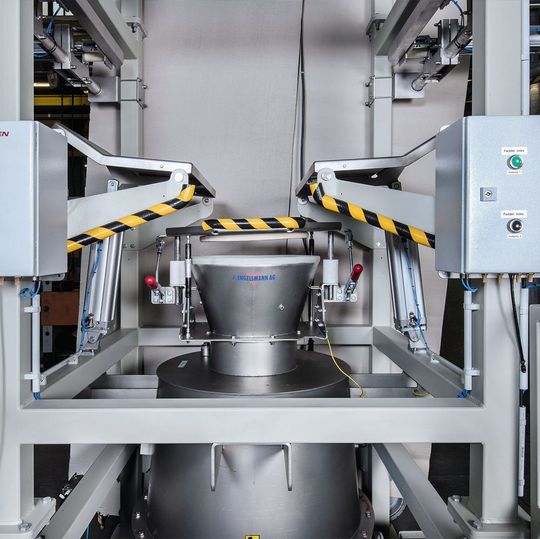 Die Big-Bag-Entleerung wird teilautomatisiert gesteuert. Die Einbringung der Big Bags erfolgt manuell, der Entleervorgang, die Produktausräumung und -zuführung automatisiert. Die Big-Bag-Entleerung wird teilautomatisiert gesteuert. Die Einbringung der Big Bags erfolgt manuell, der Entleervorgang, die Produktausräumung und -zuführung automatisiert.