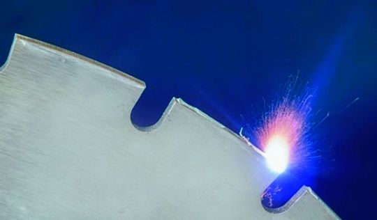 Der innovative laserbasierte Klebeprozess könnte zukünftig das Löten bei der Wiederbestückung von Werkzeugen ablösen. Der innovative laserbasierte Klebeprozess könnte zukünftig das Löten bei der Wiederbestückung von Werkzeugen ablösen.