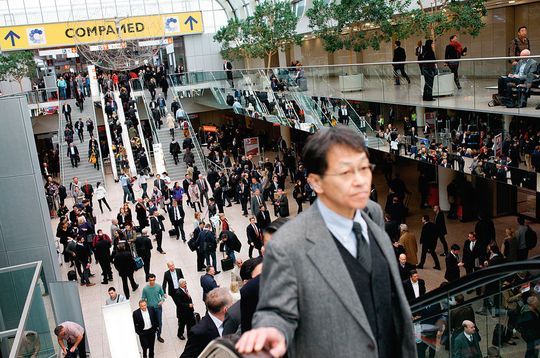 Neue Laufzeit: Die Compamed findet 2015 erstmals von Montag bis Donnerstag statt – und damit komplett zeitgleich mit der Medizinmesse Medica. Neue Laufzeit: Die Compamed findet 2015 erstmals von Montag bis Donnerstag statt – und damit komplett zeitgleich mit der Medizinmesse Medica.