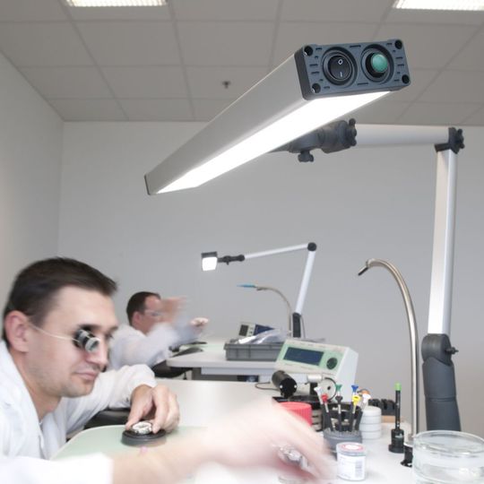 Die Leuchte liefert ein sehr homogenes Licht, was sehr wichtig ist an Arbeitsplätzen der Feinmechanik oder Uhrenindustrie. Die Leuchte liefert ein sehr homogenes Licht, was sehr wichtig ist an Arbeitsplätzen der Feinmechanik oder Uhrenindustrie.
