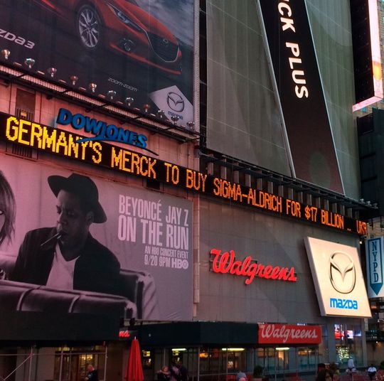 Am 22. September 2014 machte Merck das Übernahmeangebot für Sigma-Aldrich in Höhe von 17 Milliarden Dollar öffentlich (im Bild: Times Square, New York). Am 22. September 2014 machte Merck das Übernahmeangebot für Sigma-Aldrich in Höhe von 17 Milliarden Dollar öffentlich (im Bild: Times Square, New York).