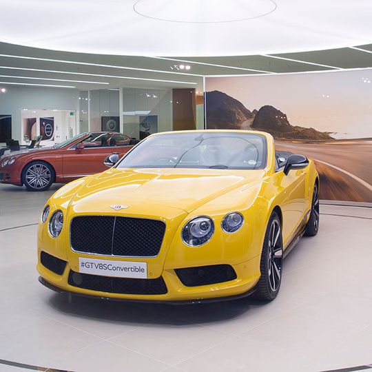 Bentley passt seine Schauräume dem Markenbild an. Bentley passt seine Schauräume dem Markenbild an.