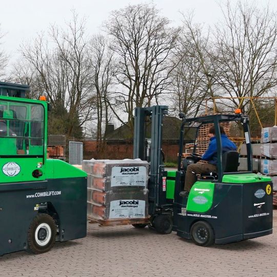 Bei Team Baucenter kommen ein 4-Wege-Stapler und ein Aisle-Master Gelenkstapler von Combilift zum Einsatz. Bei Team Baucenter kommen ein 4-Wege-Stapler und ein Aisle-Master Gelenkstapler von Combilift zum Einsatz.