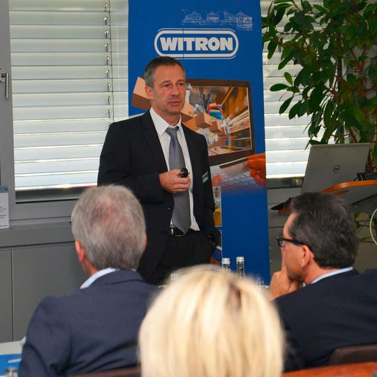 Ulrich Weiß, Leiter Materialwirtschaft & Logistik bei Pepperl+Fuchs, informiert zu Kundenanforderungen seiner Branche. Sein Credo: „Heute bestellt, morgen geliefert.“ Ulrich Weiß, Leiter Materialwirtschaft & Logistik bei Pepperl+Fuchs, informiert zu Kundenanforderungen seiner Branche. Sein Credo: „Heute bestellt, morgen geliefert.“