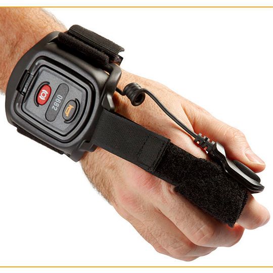 Per Daumendruck den Stapler zur nächsten Kommissionierstation bewegen: kein Problem mit dem Transceiver-Band von Crown. Per Daumendruck den Stapler zur nächsten Kommissionierstation bewegen: kein Problem mit dem Transceiver-Band von Crown.