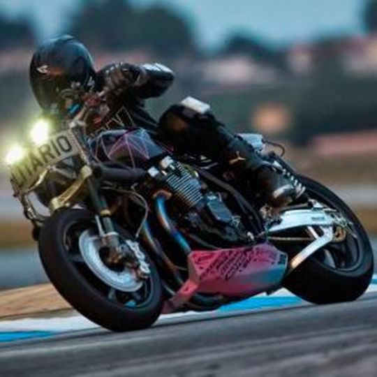 Das spanische Team von El Solitario verwandelte das Straßenmotorrad in eine Rennmaschine mit individuellem Charakter. Das spanische Team von El Solitario verwandelte das Straßenmotorrad in eine Rennmaschine mit individuellem Charakter.