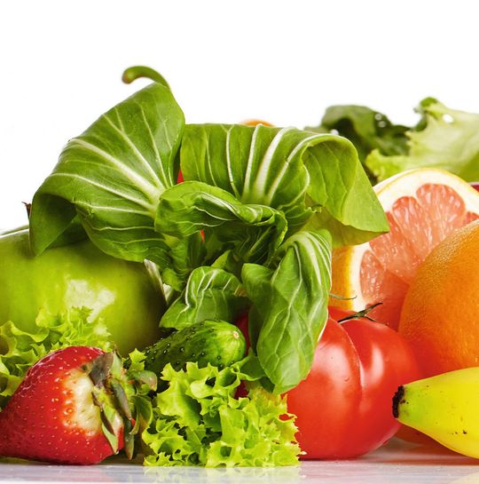 Abb. 1: Obst- und Gemüse sind die wichtigsten natürlichen Quellen für essenzielle Vitamine. Doch auch in vielen industriell produzierten Lebens- und Nahrungsergänzungsmitteln sind sie enthalten oder zugesetzt und müssen hier entsprechend bestimmt und deklariert werden. Abb. 1: Obst- und Gemüse sind die wichtigsten natürlichen Quellen für essenzielle Vitamine. Doch auch in vielen industriell produzierten Lebens- und Nahrungsergänzungsmitteln sind sie enthalten oder zugesetzt und müssen hier entsprechend bestimmt und deklariert werden.