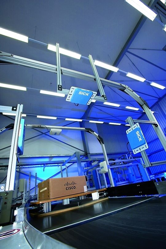 Bild1: Der Interrogator RFI641 kann mit seiner Lesereichweite von bis zu 5 m in Portalbauweise über der Fördertechnik oder direkt an einem Ladetor platziert werden. Bild: Sick Bild1: Der Interrogator RFI641 kann mit seiner Lesereichweite von bis zu 5 m in Portalbauweise über der Fördertechnik oder direkt an einem Ladetor platziert werden. Bild: Sick