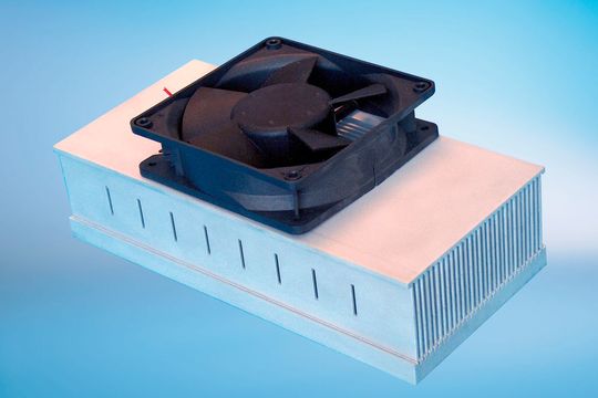 Kompakte Hochleistungskühlkörper wie beispielsweise modular aufgebaute hartgelötete Aluminiumrippenkühlkörper sorgen in Kombination mit Lüftern für eine effektive Kühlung von leistungsstarker Elektronik in Windkraftanlagen. Kompakte Hochleistungskühlkörper wie beispielsweise modular aufgebaute hartgelötete Aluminiumrippenkühlkörper sorgen in Kombination mit Lüftern für eine effektive Kühlung von leistungsstarker Elektronik in Windkraftanlagen.