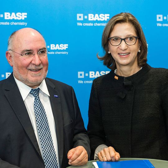 Robert Oswald, Vorsitzender des Betriebsrats der von BASF, und Margret Suckale, Mitglied des Vorstands von BASF, unterzeichnen eine neue Standortvereinbarung. Sie tritt am 1. Januar 2016 in Kraft und läuft bis Ende 2020.