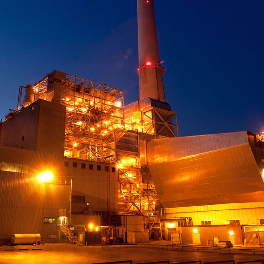 Energieanlage bei Nacht. Energieanlage bei Nacht.
