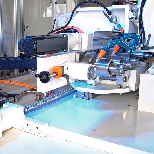 Werkzeugbestückung einer axialen Stauchanlage: Transfluid prüft bei seiner kundenspezifischen Werkzeugentwicklung auch die Herstellbarkeit. Werkzeugbestückung einer axialen Stauchanlage: Transfluid prüft bei seiner kundenspezifischen Werkzeugentwicklung auch die Herstellbarkeit.