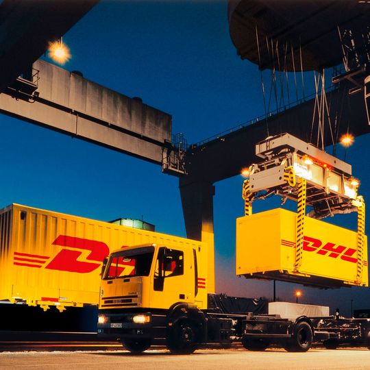 DHL setzt mittlerweile die unterschiedlichsten Transportmittel ein und erweitert kontinuierlich die internationale Präsenz durch Niederlassungen in der ganzen Welt. DHL setzt mittlerweile die unterschiedlichsten Transportmittel ein und erweitert kontinuierlich die internationale Präsenz durch Niederlassungen in der ganzen Welt.