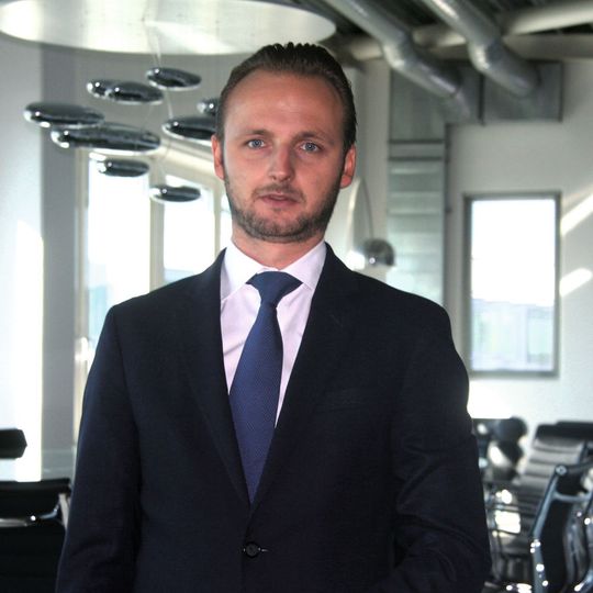 „Wir zeigen alles von der Handabkantbank bis hin zum vollautomatischen Biegezentrum“, erklärt Sebastian Schröder, Geschäftsführer der Schröder Maschinenbau GmbH. „Wir zeigen alles von der Handabkantbank bis hin zum vollautomatischen Biegezentrum“, erklärt Sebastian Schröder, Geschäftsführer der Schröder Maschinenbau GmbH.