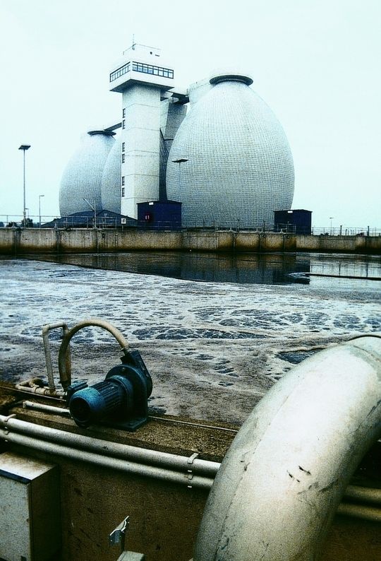 Schlauchpumpen bieten sich für die Aufgabenstellung in Kläranlagen an, weil sie eine hohe Ansaugleistung besitzen, trockenlaufsicher und wartungsarm sind und zudem durch das scherkraftfreie Pumpen die Mikroorganismen im Schlamm schonen (Bilder: Ponndorf). Schlauchpumpen bieten sich für die Aufgabenstellung in Kläranlagen an, weil sie eine hohe Ansaugleistung besitzen, trockenlaufsicher und wartungsarm sind und zudem durch das scherkraftfreie Pumpen die Mikroorganismen im Schlamm schonen (Bilder: Ponndorf).