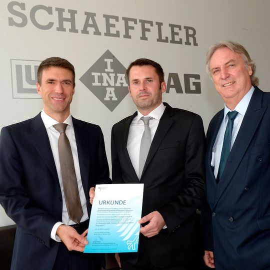 Stefan Müller, Parlamentarischer Staatssekretär bei der Bundesministerin für Bildung und Forschung (l.), Schaeffler-Ingenieur Dr. Dennis Arnhold (m.) aus dem Projektteam und Prof. Dr. Ing. Peter Gutzmer, stellvertretender Vorsitzender des Vorstands und Vorstand Technologie Schaeffler AG (r.) Stefan Müller, Parlamentarischer Staatssekretär bei der Bundesministerin für Bildung und Forschung (l.), Schaeffler-Ingenieur Dr. Dennis Arnhold (m.) aus dem Projektteam und Prof. Dr. Ing. Peter Gutzmer, stellvertretender Vorsitzender des Vorstands und Vorstand Technologie Schaeffler AG (r.)