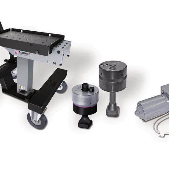 Aus dem Werkzeugkasten – von links nach rechts: akkubetriebener Werkzeugwechselwagen, hydromechanische und mechanische Spannmutter mit Spannkraftanzeige und elektromechanischer Keilspanner. Aus dem Werkzeugkasten – von links nach rechts: akkubetriebener Werkzeugwechselwagen, hydromechanische und mechanische Spannmutter mit Spannkraftanzeige und elektromechanischer Keilspanner.