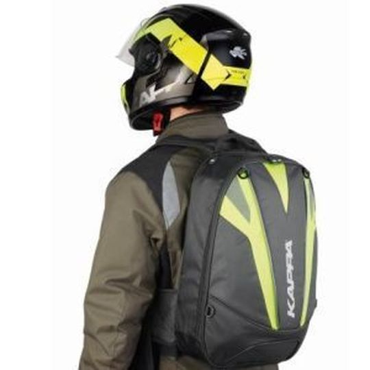 Mit Rucksack und Helm ausgestattet sind Biker vor allem bei schlechtem Wetter immer noch gut sichtbar. Mit Rucksack und Helm ausgestattet sind Biker vor allem bei schlechtem Wetter immer noch gut sichtbar.