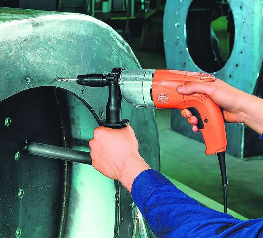 Der neue Fein-Gewindebohrer bohrt Gewinde von M2 bis M10 in einem Arbeitsgang. Das von neu entwickelte integrierte Wendegetriebe kehrt die Drehrichtung der Bohrspindel automatisch um. Der neue Fein-Gewindebohrer bohrt Gewinde von M2 bis M10 in einem Arbeitsgang. Das von neu entwickelte integrierte Wendegetriebe kehrt die Drehrichtung der Bohrspindel automatisch um.