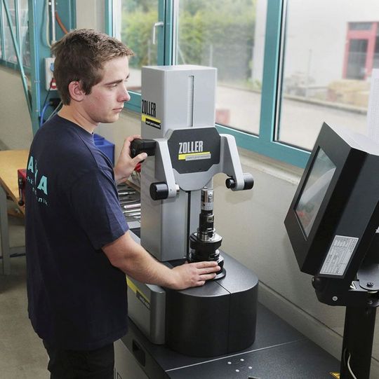 Bei der Bayha CNC-Präzisionstechnik jetzt Standard: professionelle Werkzeugeinstellung inklusive steuerungsgerechter Datenübertragung an die Maschine. Bei der Bayha CNC-Präzisionstechnik jetzt Standard: professionelle Werkzeugeinstellung inklusive steuerungsgerechter Datenübertragung an die Maschine.
