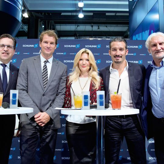 Der hochkarätig besetzte Schunk-Technik-Torwart-Talk wurde zum Highlight der EMO 2015. Mit dabei waren: Henrik A. Schunk., Jens Lehmann, Jessica Kastrop, Gianluca Zambrotta und Rudi Völler (v.l.). Der hochkarätig besetzte Schunk-Technik-Torwart-Talk wurde zum Highlight der EMO 2015. Mit dabei waren: Henrik A. Schunk., Jens Lehmann, Jessica Kastrop, Gianluca Zambrotta und Rudi Völler (v.l.).