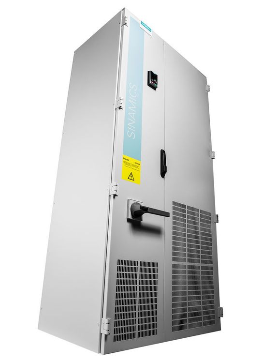 Bei den 400 Volt-Versionen des Sinamics G120P Cabinet Umrichters bietet Siemens nun eine Leistungserweiterung auf 560 Kilowatt. Die integrierten Spezialfunktionen für Pumpen-, Lüfter- und Kompressoren (PLK)-Anwendungen reduzieren die Engineering-Zeit um bis zu 30 %. Durch das robuste Design ist der Umrichter auch für den Einsatz in rauen Industrie-Umgebungen geeignet. Bei den 400 Volt-Versionen des Sinamics G120P Cabinet Umrichters bietet Siemens nun eine Leistungserweiterung auf 560 Kilowatt. Die integrierten Spezialfunktionen für Pumpen-, Lüfter- und Kompressoren (PLK)-Anwendungen reduzieren die Engineering-Zeit um bis zu 30 %. Durch das robuste Design ist der Umrichter auch für den Einsatz in rauen Industrie-Umgebungen geeignet.