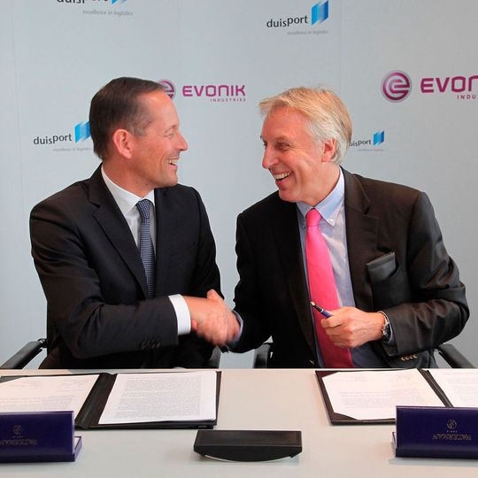 Thomas Wessel, Personalvorstand und Arbeitsdirektor von Evonik Industries, und Erich Staake, Vorstandsvorsitzender des Duisburger Hafen, unterzeichneten den Joint Venture-Vertrag. Thomas Wessel, Personalvorstand und Arbeitsdirektor von Evonik Industries, und Erich Staake, Vorstandsvorsitzender des Duisburger Hafen, unterzeichneten den Joint Venture-Vertrag.