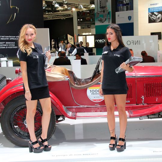 Junge Frauen, alte Autos, neue Maschinen: Impressionen von der EMO Mailand 2015. Junge Frauen, alte Autos, neue Maschinen: Impressionen von der EMO Mailand 2015.