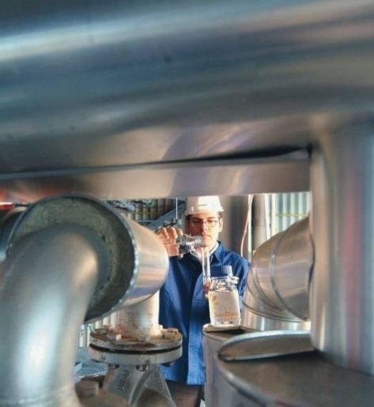 Ein Choren-Chemiker untersucht die Qualität des im Fischer-Tropsch-Verfahren verflüssigten Kraftstoffs. Ein Choren-Chemiker untersucht die Qualität des im Fischer-Tropsch-Verfahren verflüssigten Kraftstoffs.