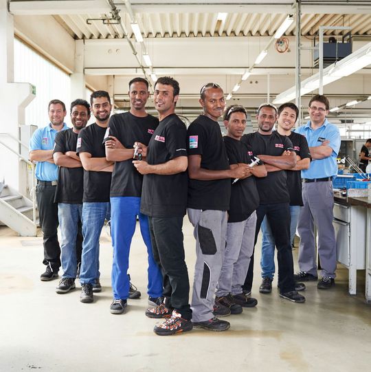 Acht Flüchtlinge absolvierten bisher das FLG-Pilotprojekt, zwei haben inzwischen ihre Ausbildung bei Rittal angetreten. Ziel des Projekts war es auch, die Machbarkeit zu belegen und andere Unternehmen zu motivieren. Acht Flüchtlinge absolvierten bisher das FLG-Pilotprojekt, zwei haben inzwischen ihre Ausbildung bei Rittal angetreten. Ziel des Projekts war es auch, die Machbarkeit zu belegen und andere Unternehmen zu motivieren.