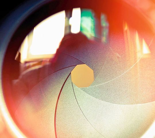 Optische Systeme aus transparenten Kunststoffen sind immer gefragter. Um innere Spannungen zu vermeiden, untersucht man derzeit das Spritzprägen. Mit diesem Prozess vermeiden man Ausschuss und erhöht die Einsatzfähigkeit bei Präzisionsanwendungen. Optische Systeme aus transparenten Kunststoffen sind immer gefragter. Um innere Spannungen zu vermeiden, untersucht man derzeit das Spritzprägen. Mit diesem Prozess vermeiden man Ausschuss und erhöht die Einsatzfähigkeit bei Präzisionsanwendungen.