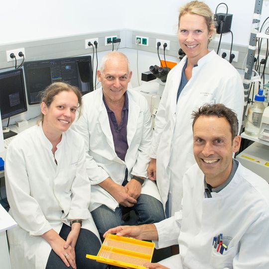 Das Forscherteam am Konfokalmikroskop (von links): Dr. Karen M.J. van Loo, Prof. Yoel Yaari, Prof. Dr. Susanne Schoch und Prof. Dr. Albert J. Becker. Das Forscherteam am Konfokalmikroskop (von links): Dr. Karen M.J. van Loo, Prof. Yoel Yaari, Prof. Dr. Susanne Schoch und Prof. Dr. Albert J. Becker.