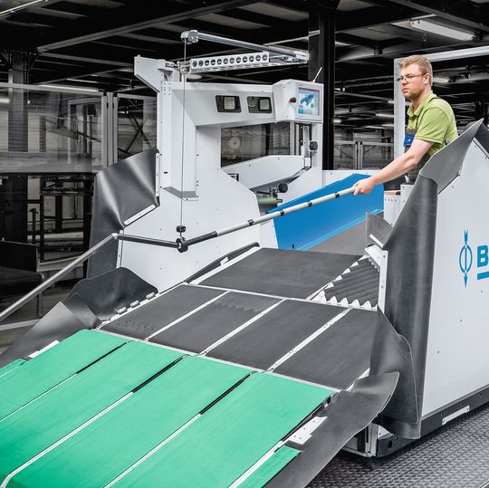 Der „Beumer Parcel Picker“ versetzt seinen Bediener in die Lage, lose Paketstücke in einer Wechselbrücke mit einer deutlich höheren Leistung zu entladen. Der „Beumer Parcel Picker“ versetzt seinen Bediener in die Lage, lose Paketstücke in einer Wechselbrücke mit einer deutlich höheren Leistung zu entladen.
