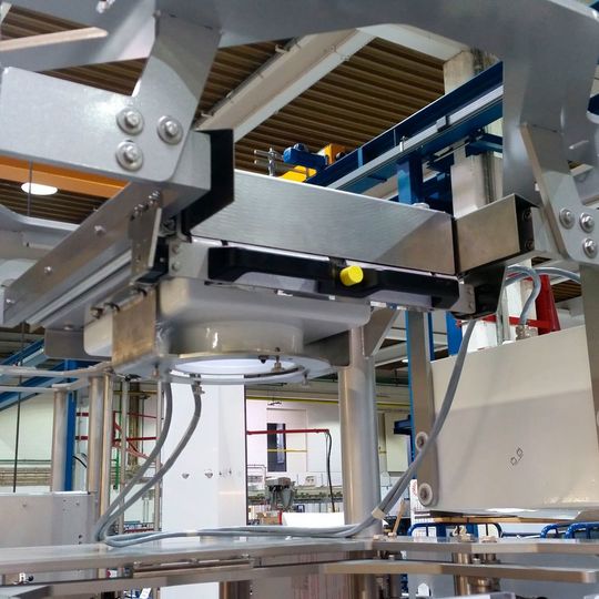 Der Handgriff mit Mehrpunktverriegelung besteht aus korrosionsbeständigen Materialien und ist für unsanften Gebrauch und für eine hohe Zyklenanzahl bei dynamischer Belastung entwickelt worden. Der Handgriff mit Mehrpunktverriegelung besteht aus korrosionsbeständigen Materialien und ist für unsanften Gebrauch und für eine hohe Zyklenanzahl bei dynamischer Belastung entwickelt worden.