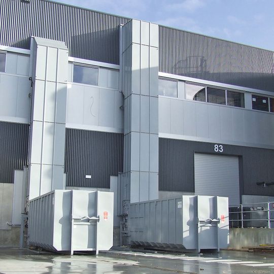 Die Besonderheit der Anlage von K+N: die speziell konzipierten 15 m hohen, außen liegenden Schächte. Die Besonderheit der Anlage von K+N: die speziell konzipierten 15 m hohen, außen liegenden Schächte.