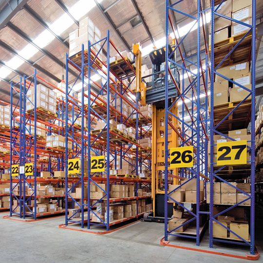 Durch Trainings im R&D Tech-Center von SSI Schäfer in Singapur werden Mitarbeiter auf ihren Einsatz an den verschiedensten Logistikstandorten vorbereitet. Durch Trainings im R&D Tech-Center von SSI Schäfer in Singapur werden Mitarbeiter auf ihren Einsatz an den verschiedensten Logistikstandorten vorbereitet.
