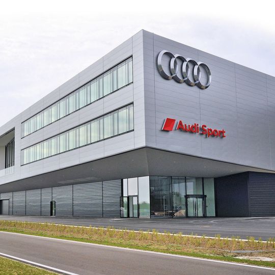 In dem aus neun Gebäuden bestehenden Komplex des neuen Kompetenzzentrums Motorsport von Audi sind insgesamt 57 Schnelllauftore installiert. In dem aus neun Gebäuden bestehenden Komplex des neuen Kompetenzzentrums Motorsport von Audi sind insgesamt 57 Schnelllauftore installiert.