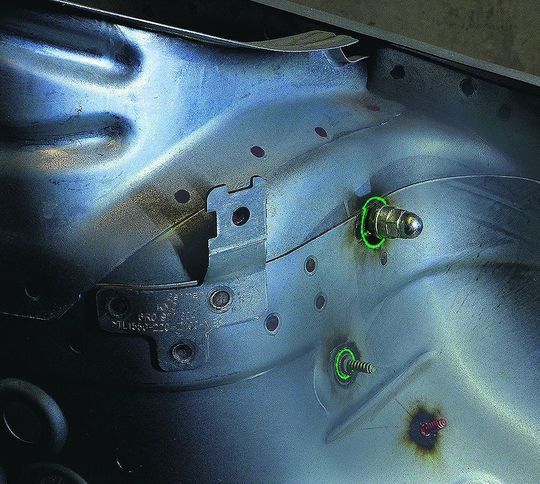 Mit Werklicht Pro, einem Laserprojektionssystem ist ein schnelles und unkompliziertes Bolzenanreißen im Karosseriebau möglich. Mit Werklicht Pro, einem Laserprojektionssystem ist ein schnelles und unkompliziertes Bolzenanreißen im Karosseriebau möglich.