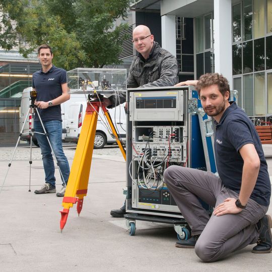 Das neuentwickelte Messgerät mit Stefan Tauber, Johannes Ofner und Christoph Gasser (v.l.n.r.). Das neuentwickelte Messgerät mit Stefan Tauber, Johannes Ofner und Christoph Gasser (v.l.n.r.).