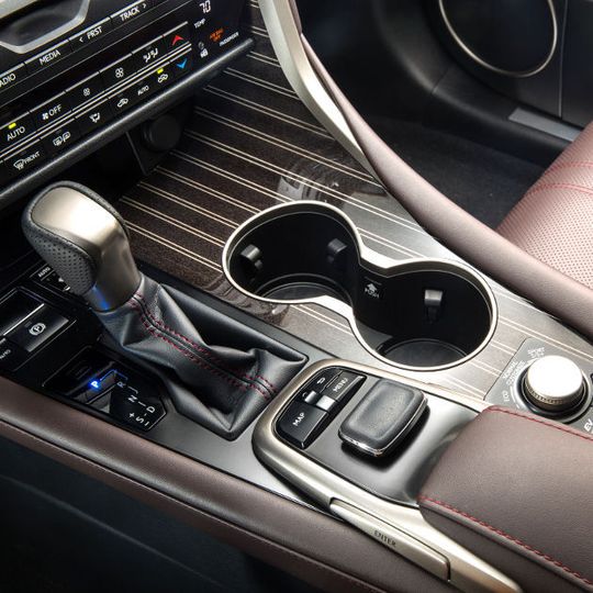 Im markanten Nadelstreifendesign veredelt Klavierbauer Yamaha das Interieur des neuen Lexus RX. Im markanten Nadelstreifendesign veredelt Klavierbauer Yamaha das Interieur des neuen Lexus RX.