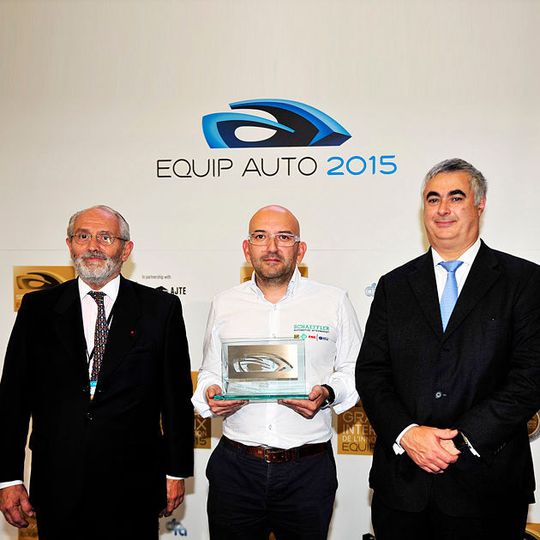 Preisverleihung in Paris: Claude Cham, President Equip Auto, Guillaume Donet, Marketing & Strategic Planning Manager, Schaeffler Automotive Aftermarket Frankreich, Jacques Mauges, President FIEV (French Vehicule Equipment Industry). Preisverleihung in Paris: Claude Cham, President Equip Auto, Guillaume Donet, Marketing & Strategic Planning Manager, Schaeffler Automotive Aftermarket Frankreich, Jacques Mauges, President FIEV (French Vehicule Equipment Industry).