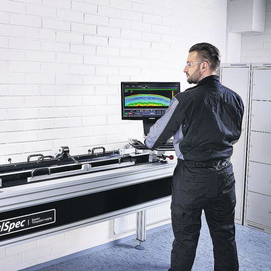 Das Messgerät ist für Teststücke bis 1350 mm Länge ausgelegt. Es kann deshalb Messungen über die gesamte Schnittlänge eines Kreismessers mit über 400 mm Durchmesser vornehmen. Das Messgerät ist für Teststücke bis 1350 mm Länge ausgelegt. Es kann deshalb Messungen über die gesamte Schnittlänge eines Kreismessers mit über 400 mm Durchmesser vornehmen.