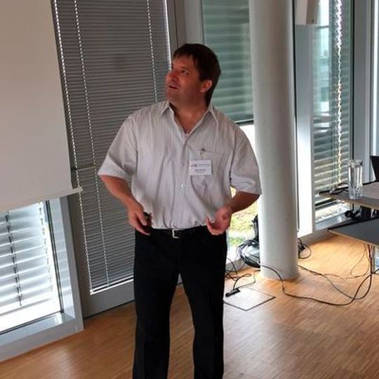 Marco Schmid von Schmid Eelktronik stellte die Vielfalt der Cyber-Physikalischen Systeme (CPS) sowie Methoden zur CPS-Entwicklung vor.