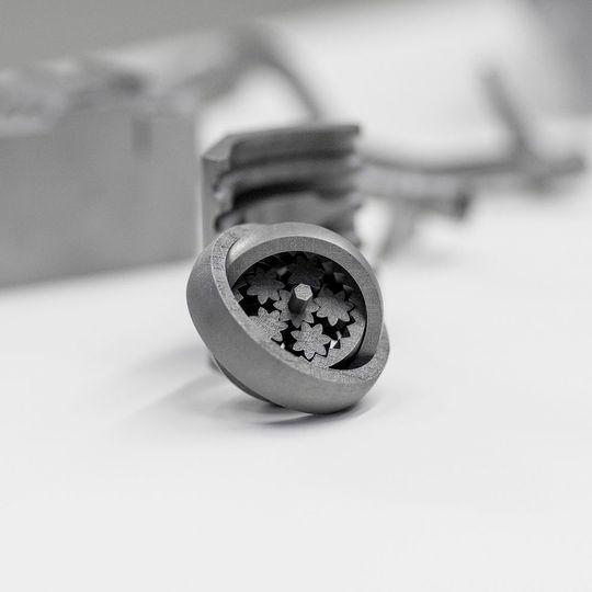 Kennzeichen 3D: Im Laserschmelz-Verfahren lassen sich Bauteile aus Metall (hier das Modell eines Planetengetriebes) fertigen, die aufgrund ihrer komplexen Geometrien mit konventionellen Verfahren kaum oder nicht herstellbar wären. Kennzeichen 3D: Im Laserschmelz-Verfahren lassen sich Bauteile aus Metall (hier das Modell eines Planetengetriebes) fertigen, die aufgrund ihrer komplexen Geometrien mit konventionellen Verfahren kaum oder nicht herstellbar wären.