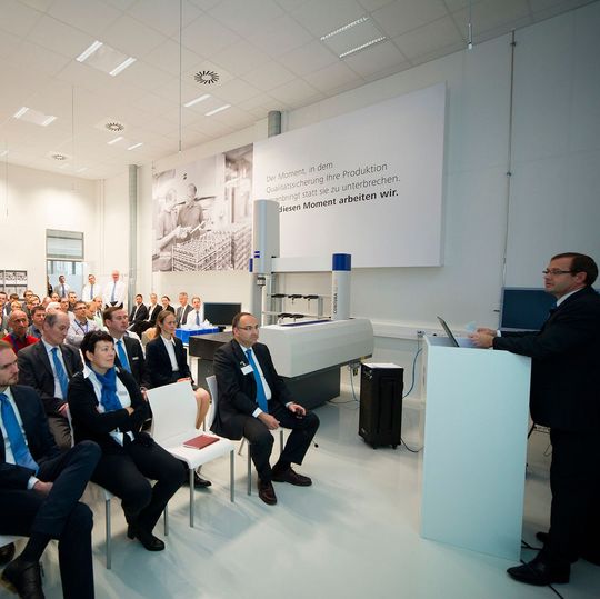 Zahlreiche Kunden kamen zur Eröffnung des neuen Prüflabors in Garching