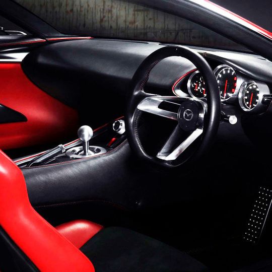 Wankel-Studie Mazda RX-Vision: Das eher spartanische Cockpit erinnert an den Fahrerarbeitsplatz eines US-Muscle-Cars. Wankel-Studie Mazda RX-Vision: Das eher spartanische Cockpit erinnert an den Fahrerarbeitsplatz eines US-Muscle-Cars.