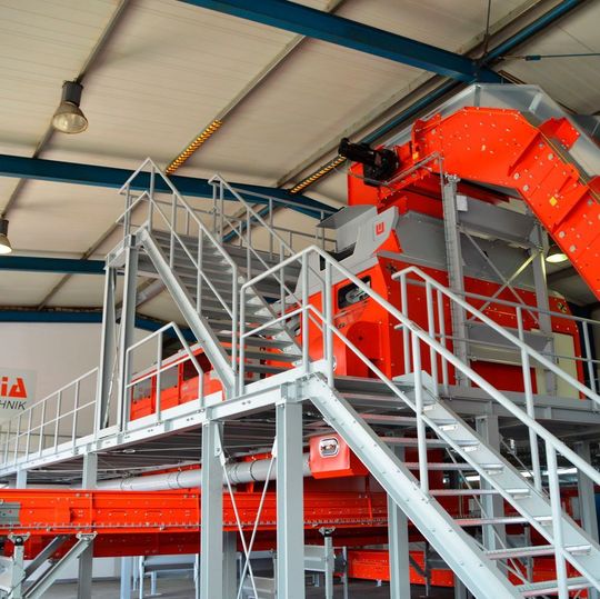 Der Breitverteiler (Disc Spreader) im neuen Westeria-Technikum nimmt in Bildmitte den geförderten Materialstrom auf.