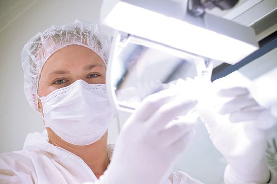Im Reinraum von Pöppelmann Famac: Hier muss der fehlerlose Ablauf der Produktion sichergestellt werden. Dazu gehört auch die Kontrolle und Sichtprüfung der produzierten Teile. Im Reinraum von Pöppelmann Famac: Hier muss der fehlerlose Ablauf der Produktion sichergestellt werden. Dazu gehört auch die Kontrolle und Sichtprüfung der produzierten Teile.